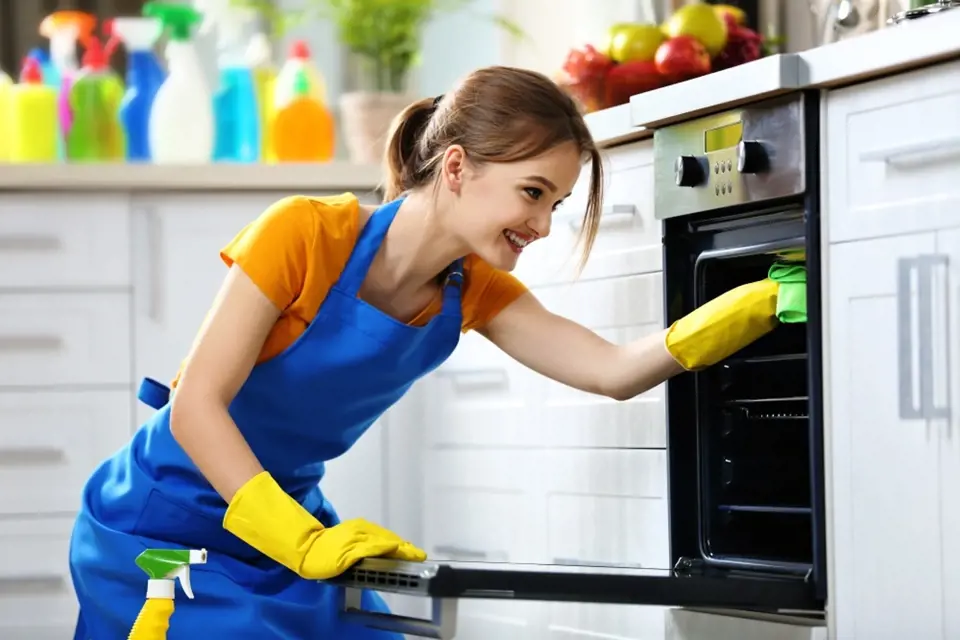 Budete-li čistit troubu průběžně, půjde vám práce rychleji od ruky.