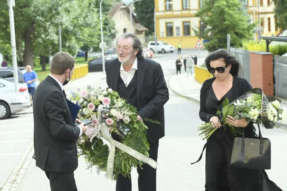 Do Šlapanic dorazil na rozloučení s Libuší Šafránkovou i Bolek Polívka s manželkou Marcelou.