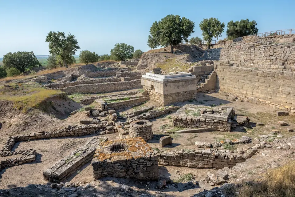 Údajné pozůstatky starověké Tróje v tureckém městě Canakkale.