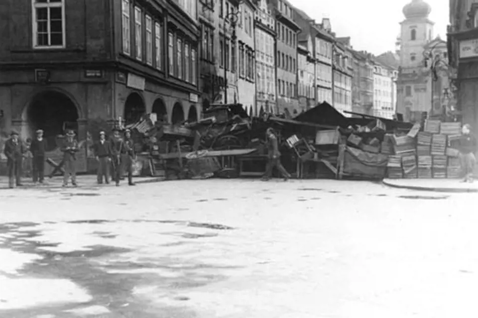 Pražské povstání. Staroměstské náměstí v květnu 1945.
