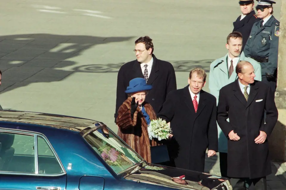 V letech 1995 a 1996 navštívila královna Alžběta II. se svým manželem Prahu a Brno.