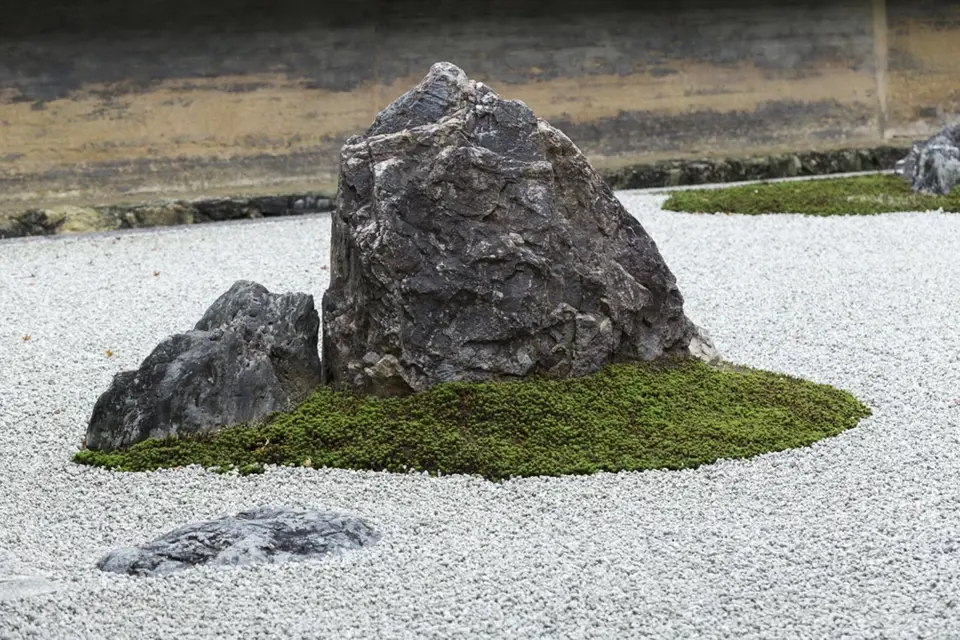 Kameny představují výrazné prvky v japonských zenových zahradách.
