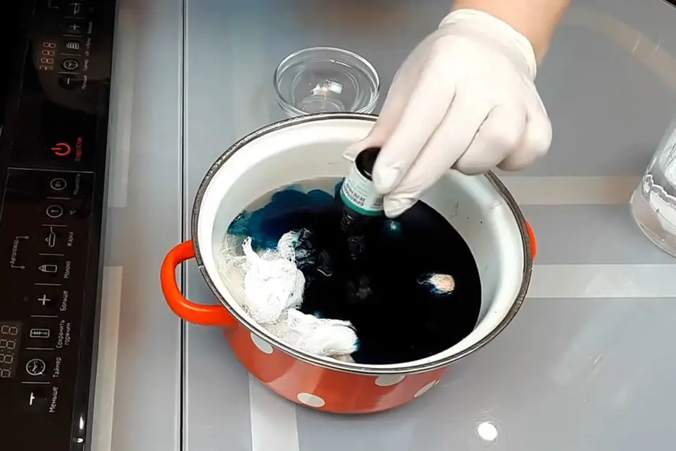 Přidáme vodu a modré potravinářské barvivo. Vaříme 10 minut.
