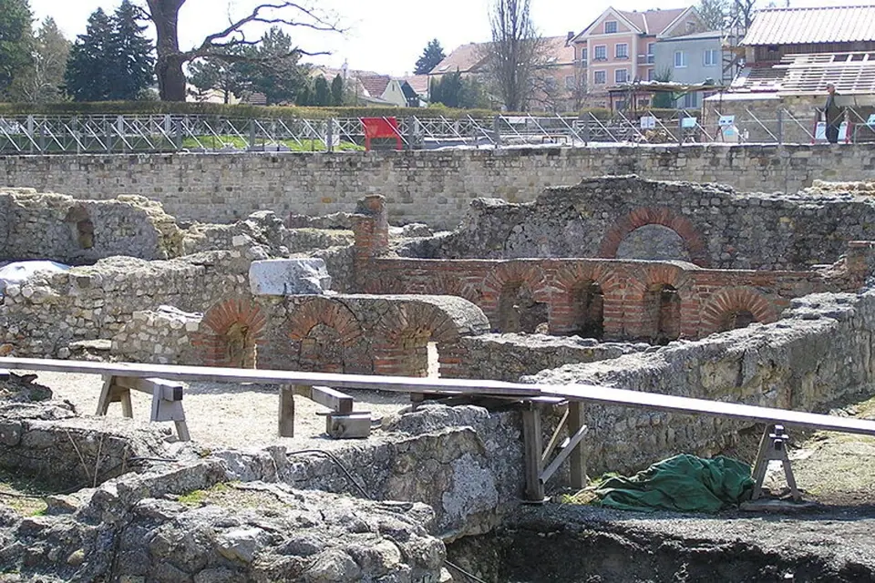 Pozůstatky římských lázní ve městě Carnuntum