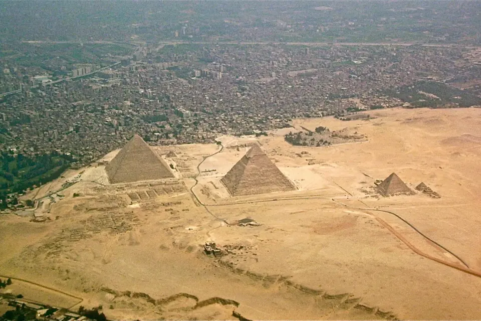Kolem stavby pyramid panuje dodnes plno záhad.