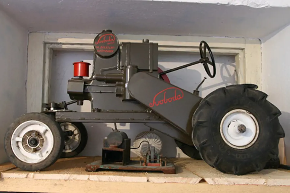 Jeden ze sběratelových modelů traktorů firmy Svoboda