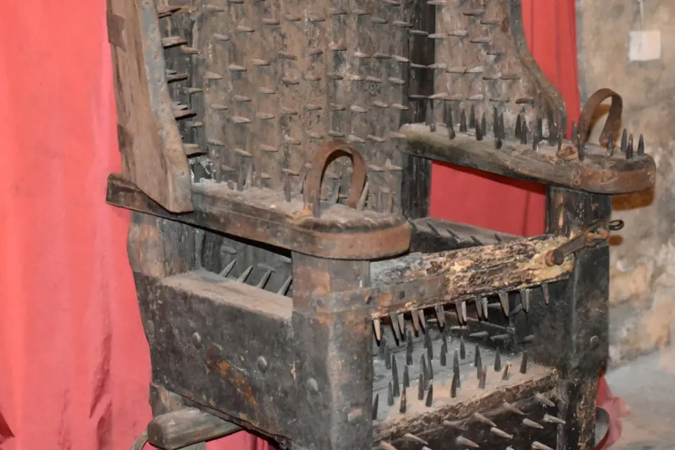 Na podobném principu jako železná panna měla fungovat také železná židle.