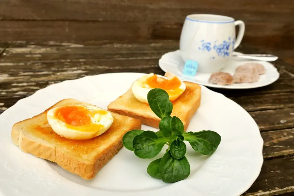 Vajíčko na měkko (nebo ztracené vejce) můžeme ale také položit na toast lehce potřený máslem.