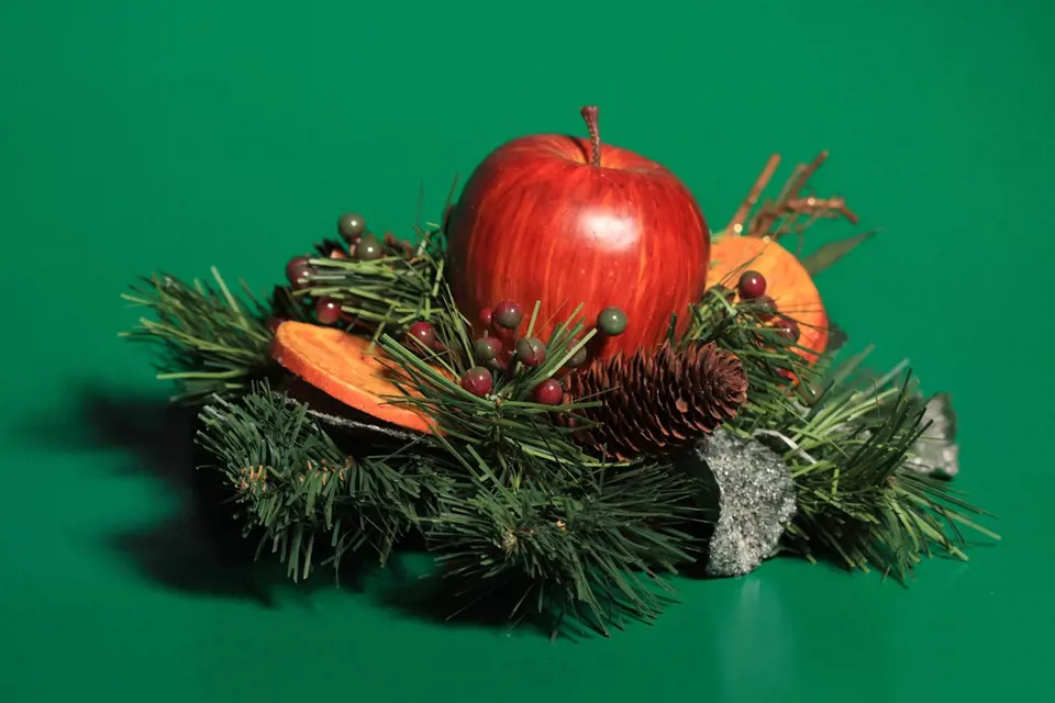 Jablíčka kombinujte v dekoracích s šiškami a sušenými plátky pomeranče.