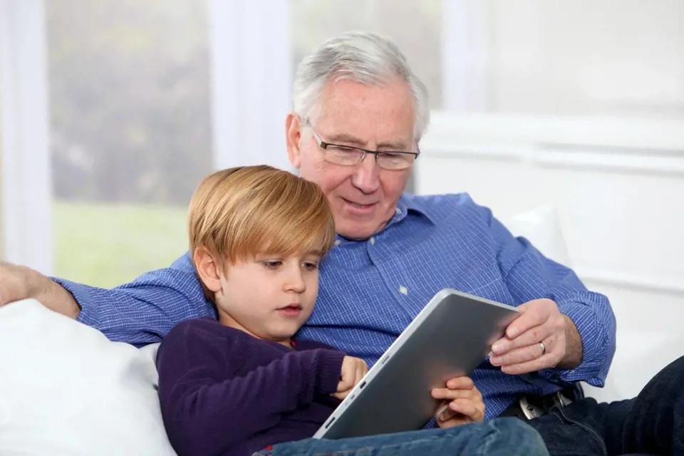 Jestli máte dědečka, který má rád techniku, tablet, nebo nějaká podobná technická vymoženost ho jistě potěší.