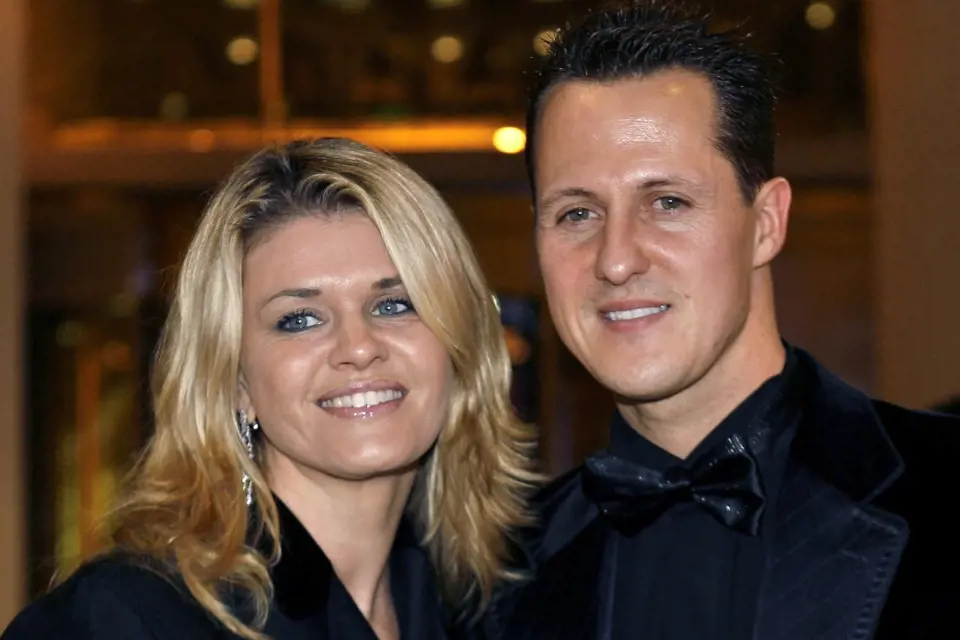 Píše se 29. prosince 2013 a Michael Schumacher utrpí na lyžích ve francouzských Alpách závažné zranění hlavy. Od té chvíle nastane informační embargo, které si vyžádala jeho manželka Corinna.