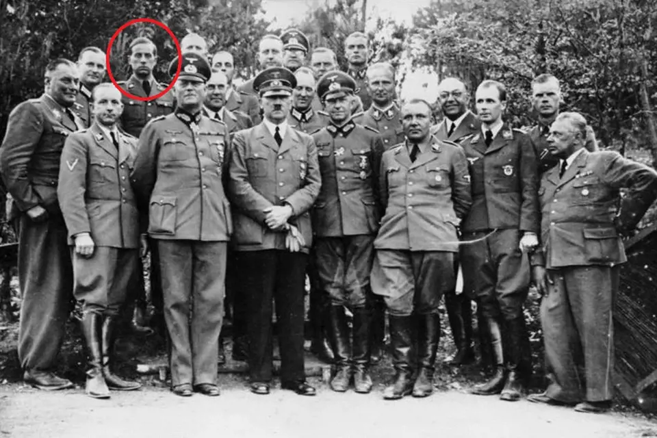 Adolf Hitler s "personálem", 1940, Allemagne. Dr. Karl Brandt v zadní řadě.