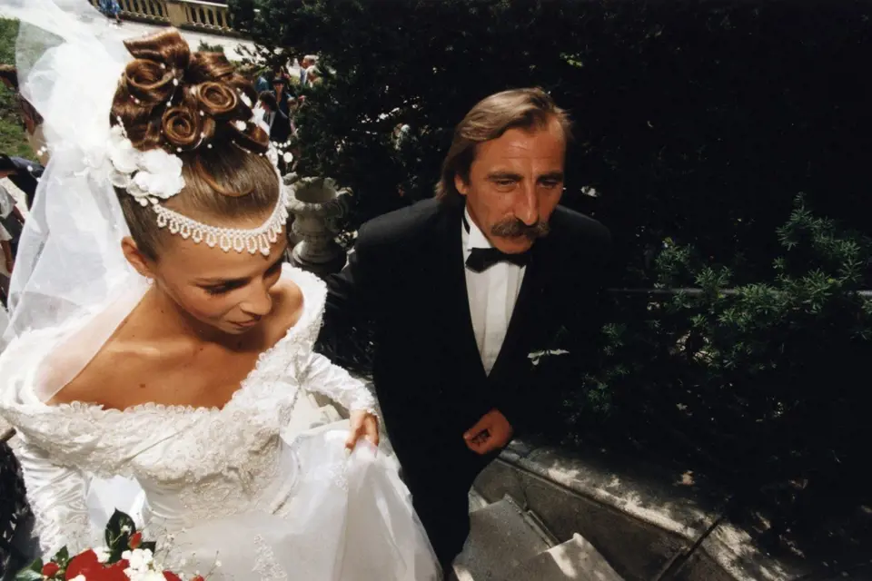 Vdávala se v roce 1996, k oltáři ji vedl otčím Pavel Zedníček.