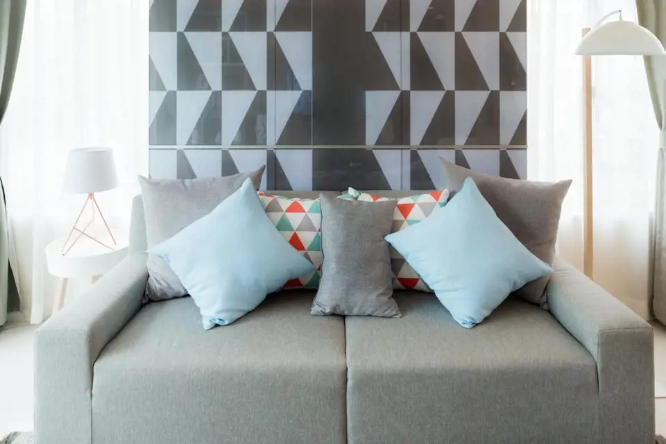 Výrazné geometrické tvary je vhodné použít vždy pro jednu stěnu v místnosti. Jednak tímto způsobem stěna vynikne, jednak místnost nepůsobí stísněně a chladně.