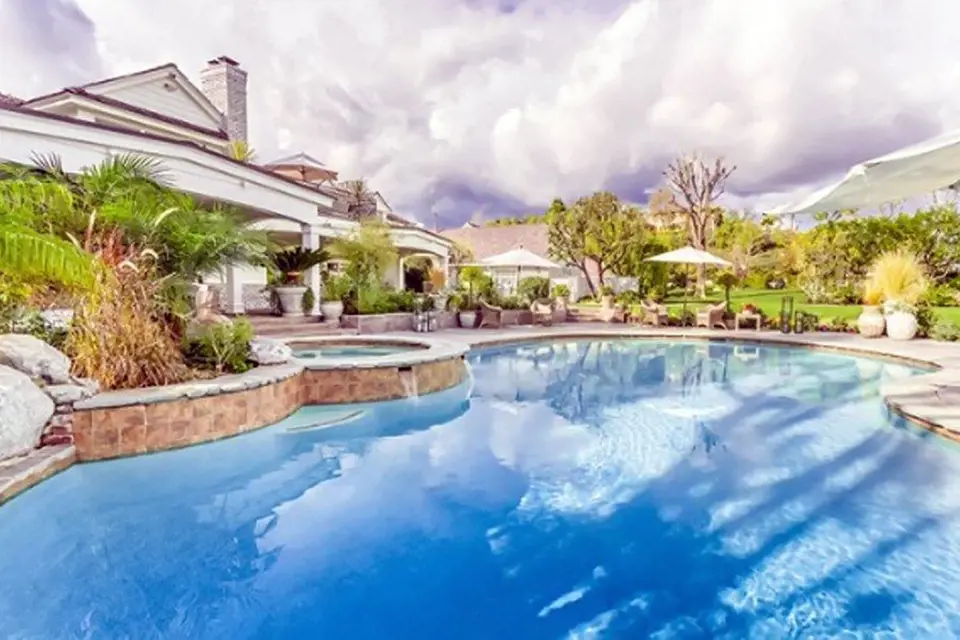 Jennifer Lopez dává přednost členitému bazénu s mnoha zákoutími, připojenou vířivkou a hlavně prostornou terasou okolo.
