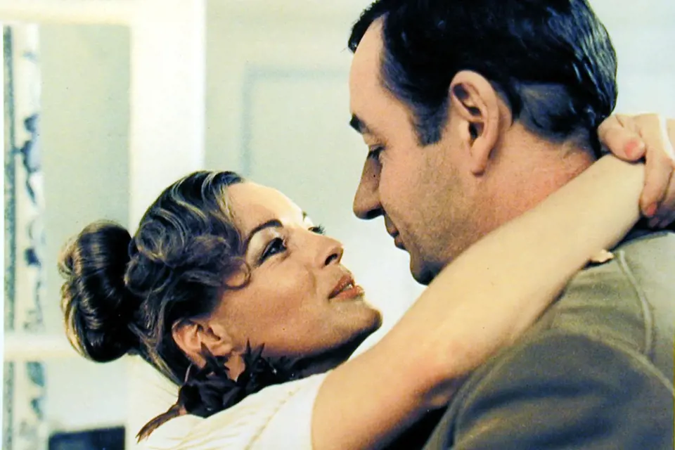 Film Stará puška, v hlavních rolích Philippe Noiret a Romy Schneider