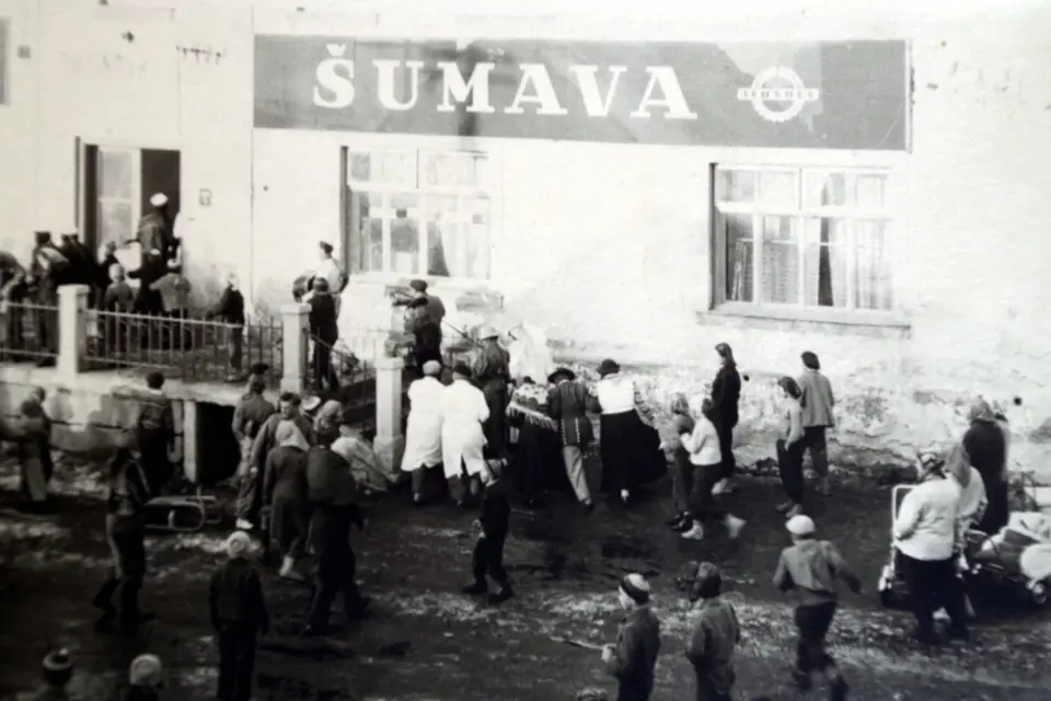 Masopust v Železné Rudě v r. 1946 (Vladimír Antoš byl organizátorem, převlečený za A.Hitlera)