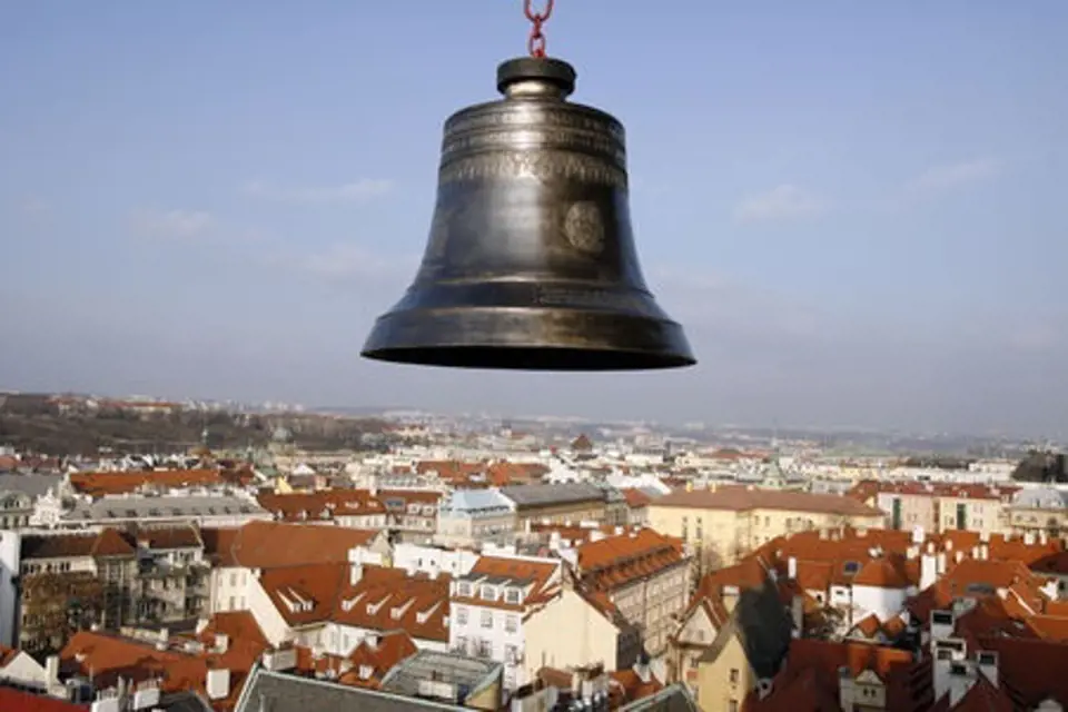 Dne 19. února 2008 byli nainstalovány tři nové zvony do věže Týnského chrámu. Na snímku největší ze zvonů Michael Archanděl vážící 2,5 tuny. 