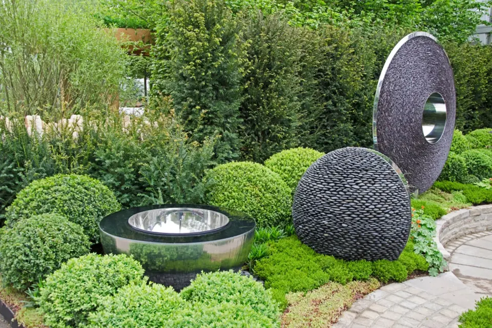 Do moderních městských zahrad jsou ideální abstraktní umělecké objekty.