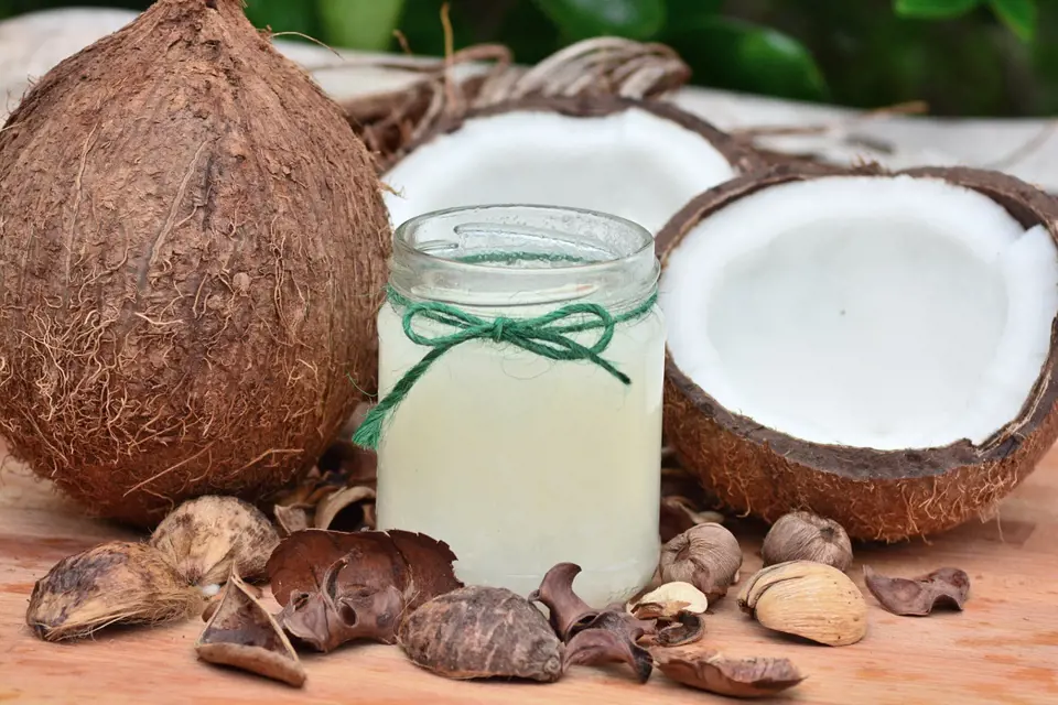 Kokosový olej je univerzální pomocník v péči o tělo.