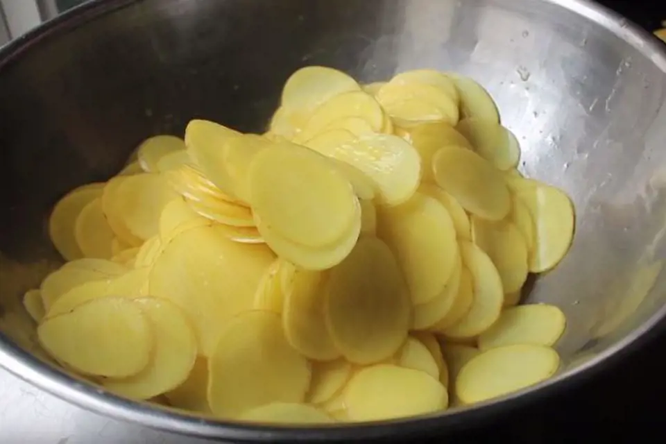 Postupně naplátkujte všechny brambory. 