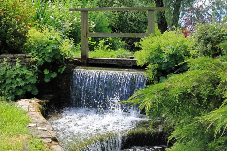 Ideální situací je, když můžete v zahradě využít přirozeně tekoucí vodu v přírodním potoce.