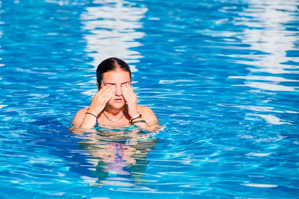 Moc chlóru v bazénu je pro citlivé jedince problém