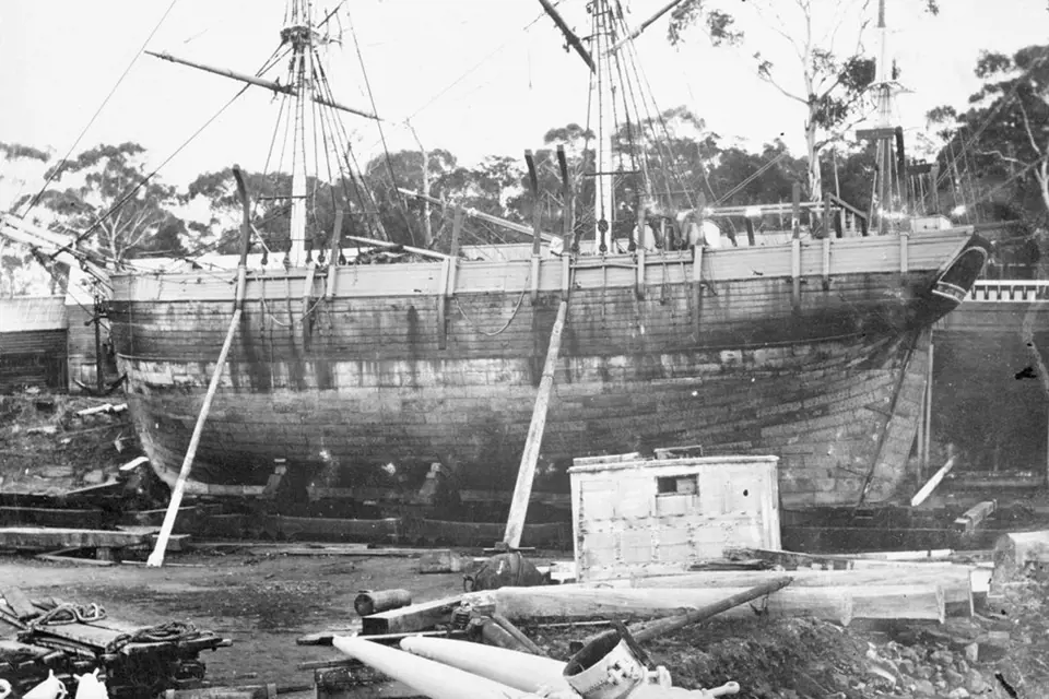 Loď Velocity v doku v Hobartu. Co vlastně viděla její posádka? To už se nedozvíme.
