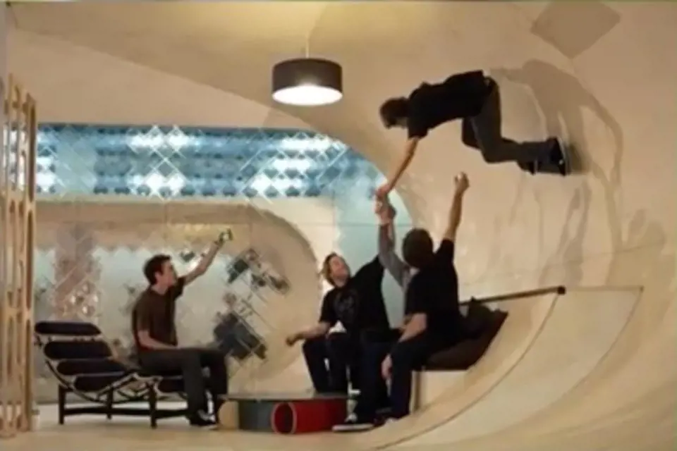 V každé místnosti najdete rampu, na které můžete předvádět kousky se skateboardem