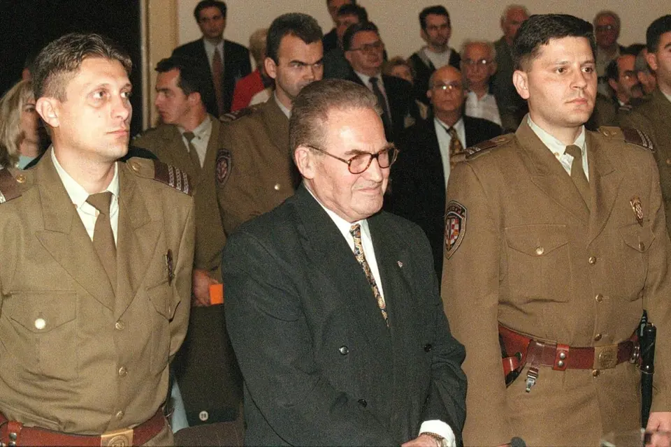 Usvědčení jednoho ze dvou velitelů Dinka Šakiće v roce 1999