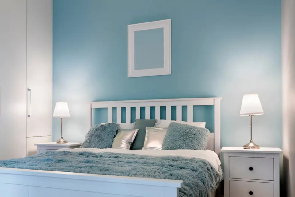 Pokud chcete pastelovou barvu na stěnu, ale bojíte se přehlcení místnosti touto barvou, vymalujte pouze jednu stěnu, klasicky tu nad pohovkou nebo nad manželskou postelí.