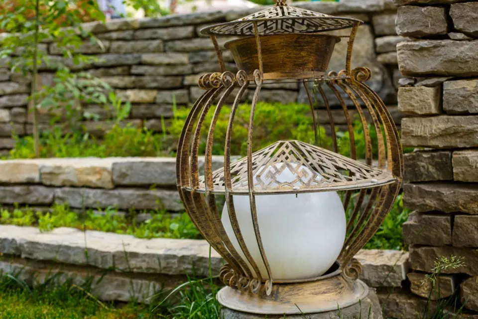 Vintage lampa dokáže vytvořit v zahradě skvělou večerní náladu.