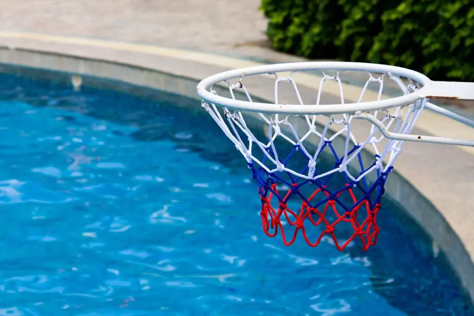Basketbalový koš může viset i u bazénu. 