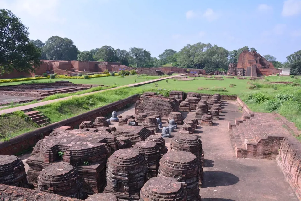 Komplex budov v severovýchodním indickém státě Bihar zahrnuje svatyně, obytné i vzdělávací prostory. Nalanda Mahavihara je považovaná za nejstarší indickou univerzitu.