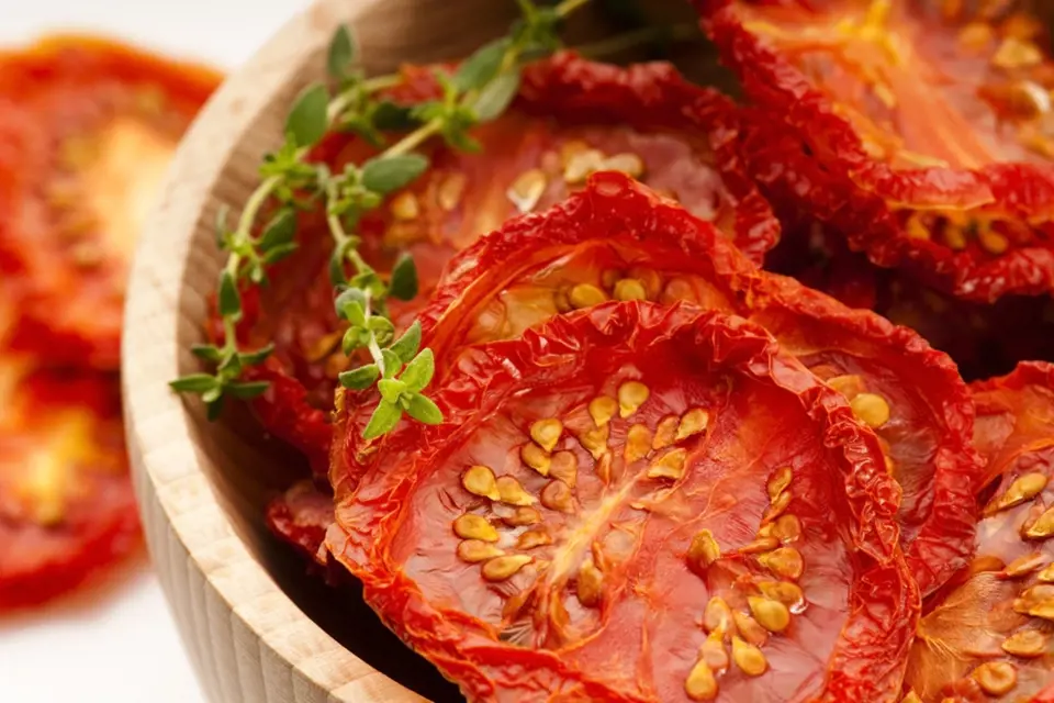 Usušená rajčata lze naložit do oleje