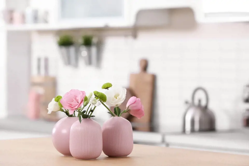 Dekorujte svůj interiér sadou váziček s květinami ve svěžích jarních odstínech.