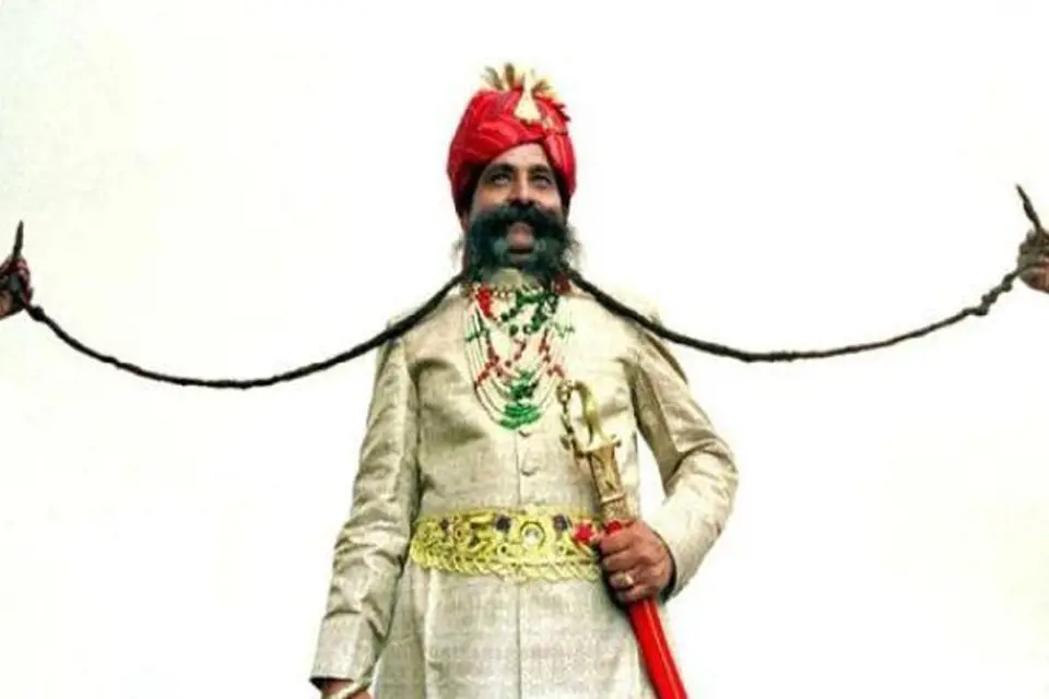 Pyšným majitelem nejdelšího kníru na světě je Ram Singh Chauhan z Indie. Tento chlapík vypěstoval své vousy až do délky 4,29 m a i on je zapsán v Guinnessově knize rekordů.