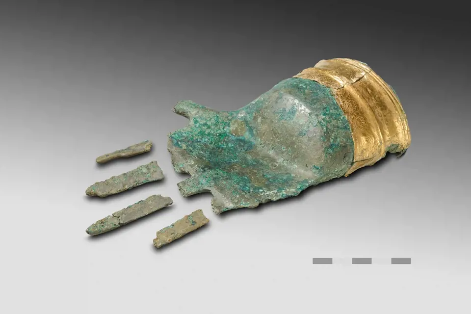 Detail nalezené bronzové ruky.
