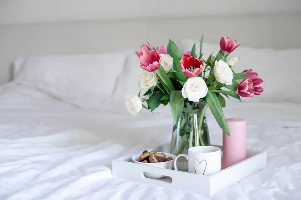 Kytice tulipánů a snídaně servírovaná rovnou do postele.