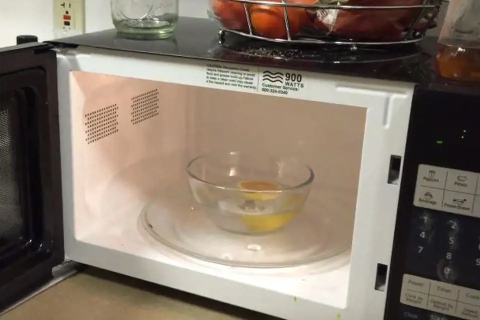 Misku s vodou a citronem vložte bez poklopu do mikrovlnné trouby.