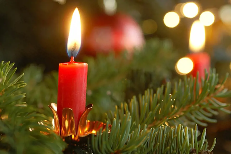 zmínka o stromku s hořícími svíčkami se objevuje už v jedné francouzské písni z 13. století