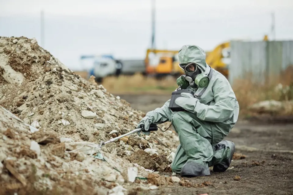 Voják měří radiaci v Černobylu