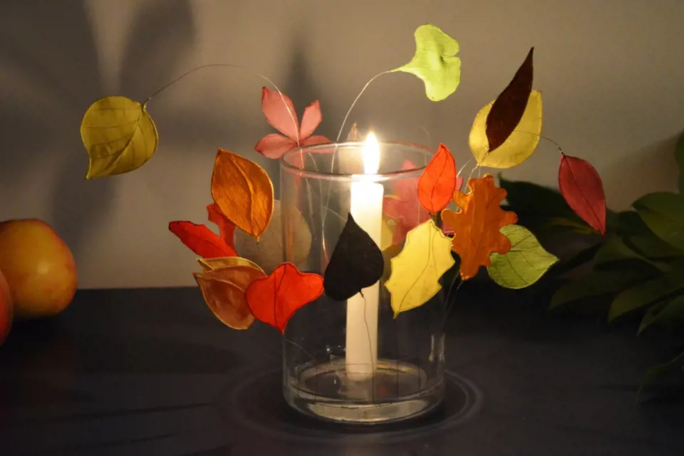 Rozsvícený podzimní svícen pro magickou večerní atmosféru