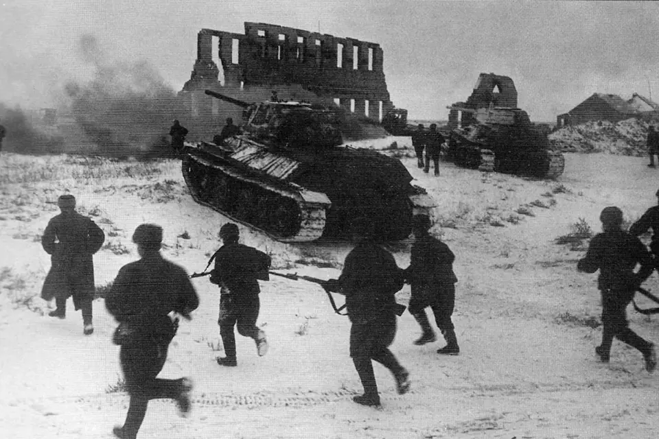 Sovětská pěchota útočí v listopadu 1942 s podporou tanků T-34 u města Kalač, nacházejícího se asi 80 kilometrů západně od Stalingradu na řece Donu