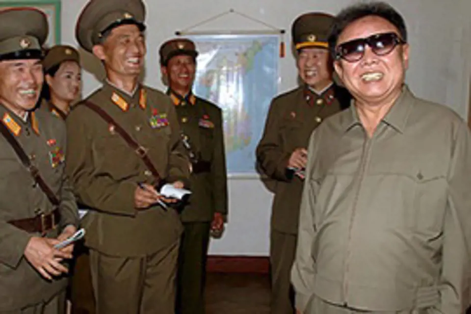 Kim Čong-il s vojenskými funkcionáři. Kim Čong-il byl nejvyšším velitelem Korejské lidové armády (čtvrté největší na světě), velení převzal 25. prosince 1991.