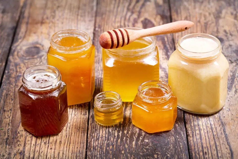 Různé druhy medu.