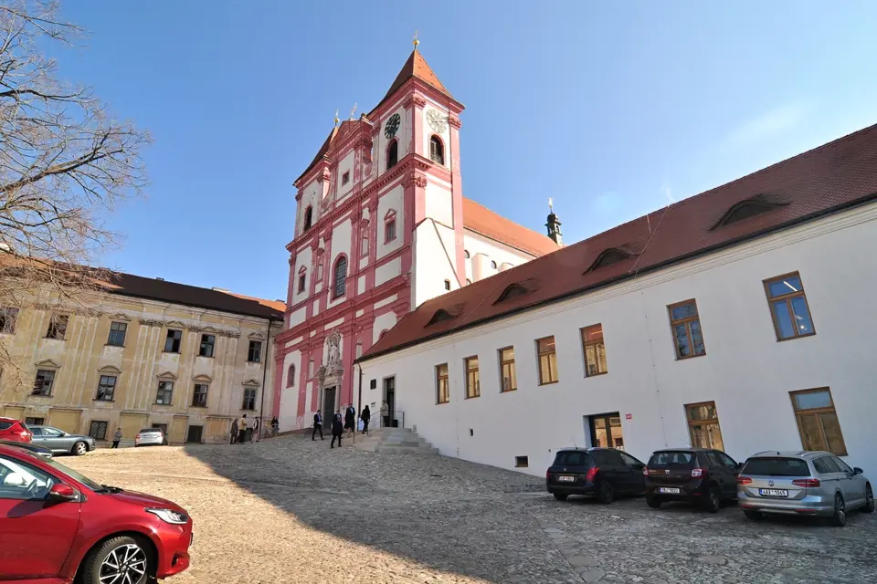 Patří k nejstarším budovám ve Znojmě, část Louckého kláštera, někdejšího sídla premonstrátů, zrekonstruovali a otevřeli veřejnosti.