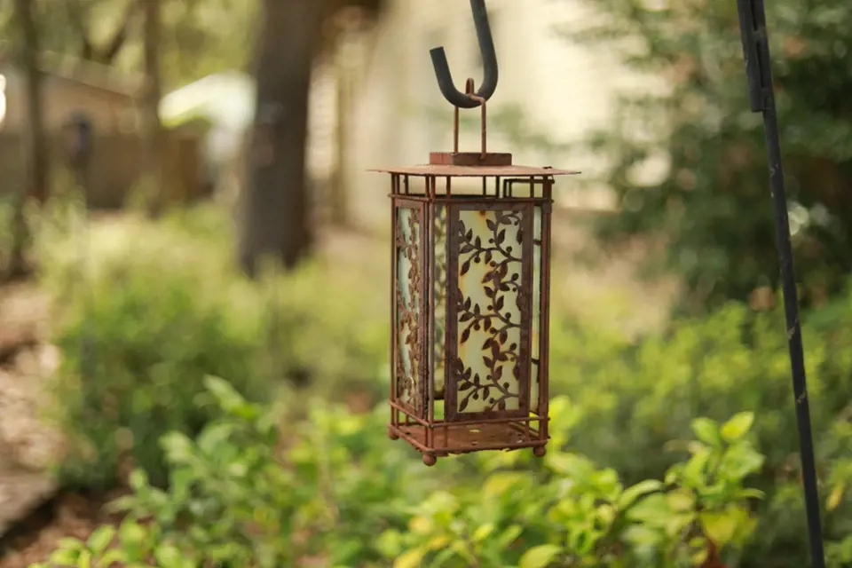 Krásná historická lampa v japonském stylu může i nyní posloužit jako večerní osvětlení zahrady ve vintage stylu.