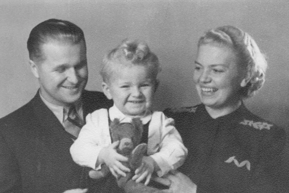 S matkou Marií a otcem Josefem v Praze v roce 1942.