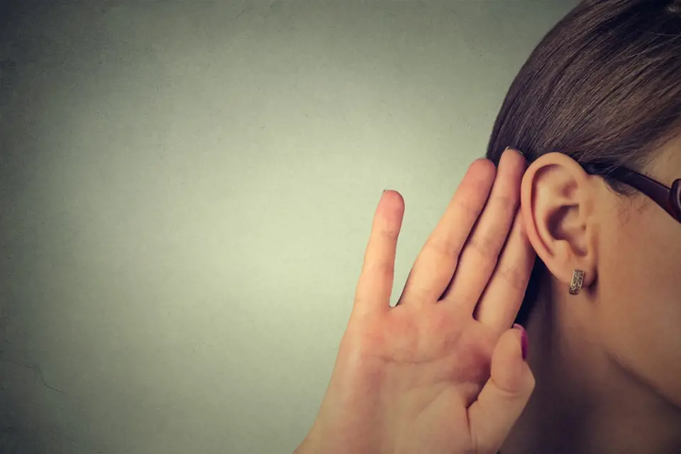 Zhoršení sluchu je jedním z příznaků "zašpuntovaných" uší.